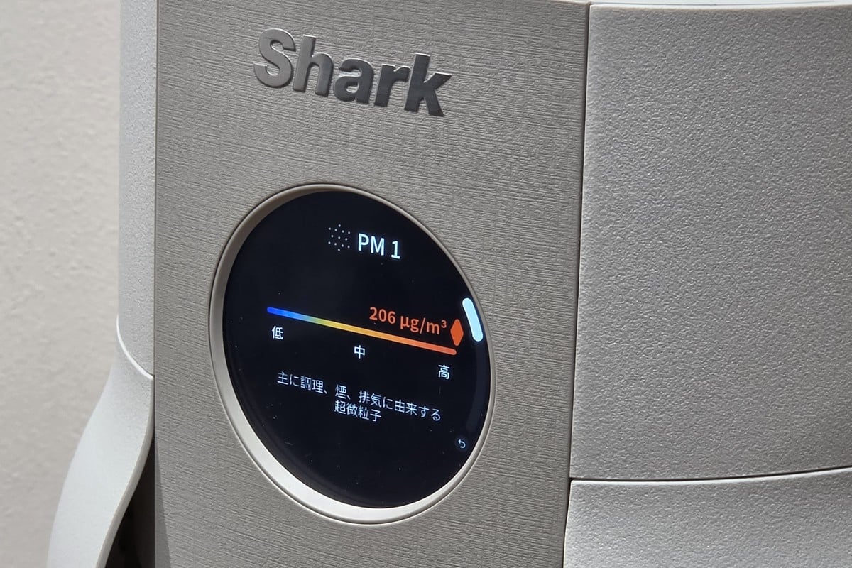 円形ディスプレイではPM1、PM2.5、PM10、VOC、温度、湿度などを確認できる。空気を毎秒1回スキャンし、目に見えない変化を数値と表示で伝えることで、清浄の効果を生活者が把握しやすくした。