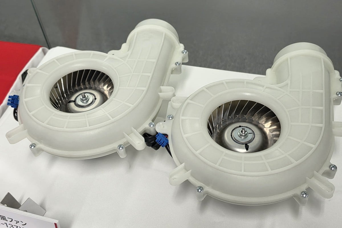 左が新型TW-137XP6、右が2025年度モデルTW-127XP5の送風ファン。新型は羽根を27枚から34枚へ増やし、回転数を抑えながら必要な風量を確保することで、省エネ性と運転音の低減の両立を図った。