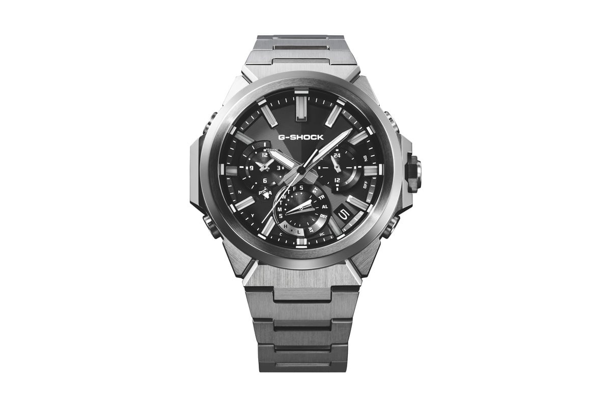 ブラックダイヤルの「GST-W1000D-1A」。価格は11万円（税込）。4つの金属パーツを組み合わせた新構造ケースを採用する。