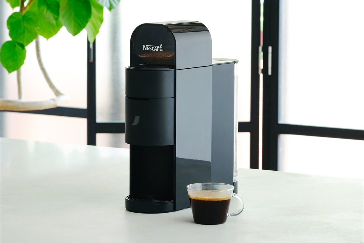 一杯を淹れた後のkotone。新機能や造形を強く語らせるより、必要な時だけ役割を果たし、その後は再び暮らしの背景へ戻る。今回の製品が示しているのは、家電の形そのものよりも、生活の中での「存在の仕方」の更新なのかもしれない。