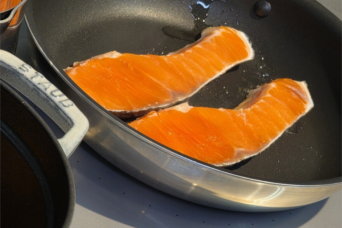 発表会では、魚焼きグリルの代わりにフライパンで鮭を焼く実演も行われた。「適温調理」で180℃に設定し、フライパンの温度をIH側で保ちながら焼くという提案だ。