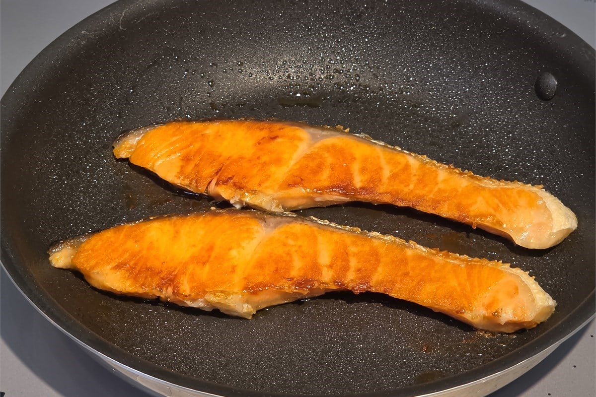 フライパンで焼き上げた鮭。MUTRALはグリルという専用ハードウェアをなくす一方、魚を焼くという目的は「適温調理」とレシピ提案で支える。機能を削るだけではない点がポイントになる。
