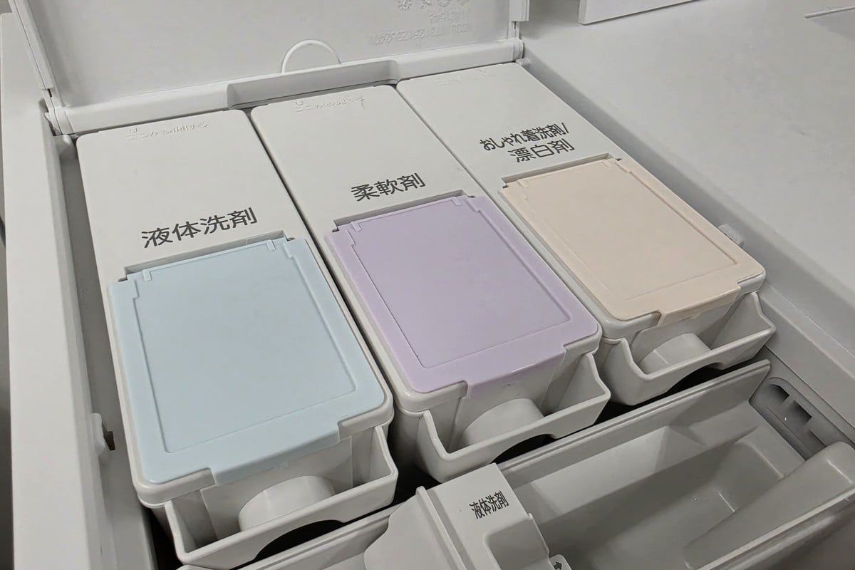 TW-137XP6の大容量3連自動投入タンク。液体洗剤約1200mL、柔軟剤約1100mLに加え、約900mLのセレクトタンクを搭載し、おしゃれ着洗剤または酸素系液体漂白剤を設定できる。