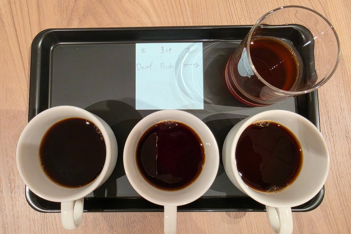 会場で用意された試飲。左からDecaf、Rich、Strongと書かれたメモが添えられ、異なる抽出メニューを飲み比べられる構成だった。理屈の違いが、最終的にどんな一杯になるのかを体験できる。