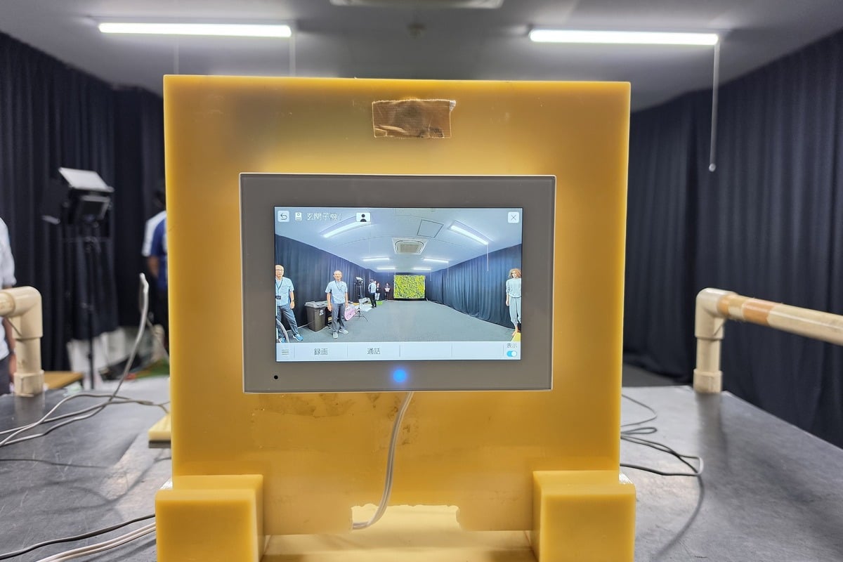 歪み補正後の映像を確認する評価環境。広い視野と、人物の自然な見え方、AIの認識性能を両立させる。