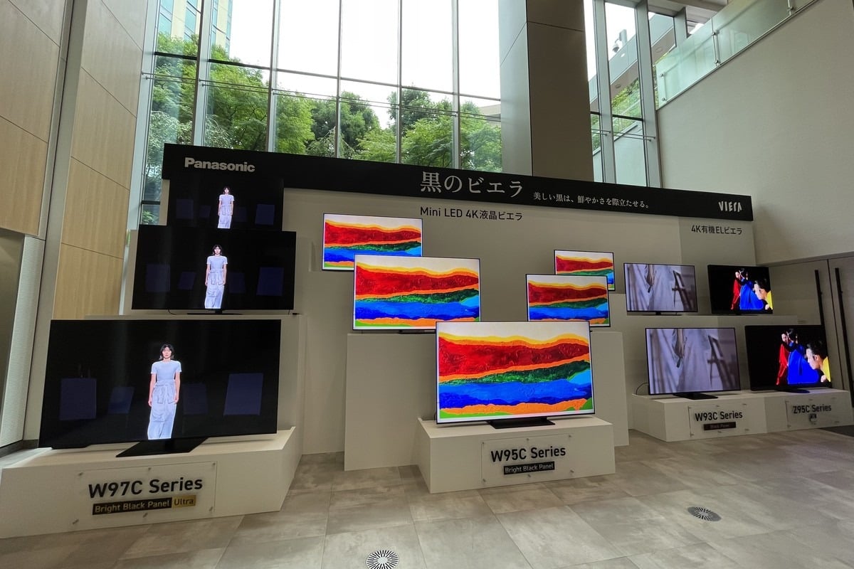 パナソニックの2026年テレビ新製品体験セッション会場に並んだMini LEDビエラの新ラインアップ。左からフラッグシップのW97C、ハイグレードのW95C、スタンダードのW93Cが展示され、「黒のビエラ」というメッセージのもと、Mini LEDでどこまで暗部と鮮やかさを両立できるかが訴求された。