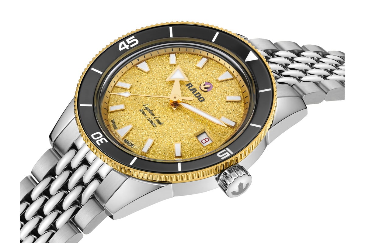 新作「ラドー キャプテン クック 39mm」(Ref. R32223258)。ダイヤモンドパウダーを思わせるイエローゴールドカラーのダイヤルが最大の特徴。