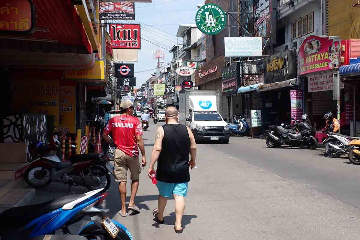 パタヤは、ビーチリゾートである一方、長期滞在者が暮らす街としても知られ、宿泊費や食費は割安だ