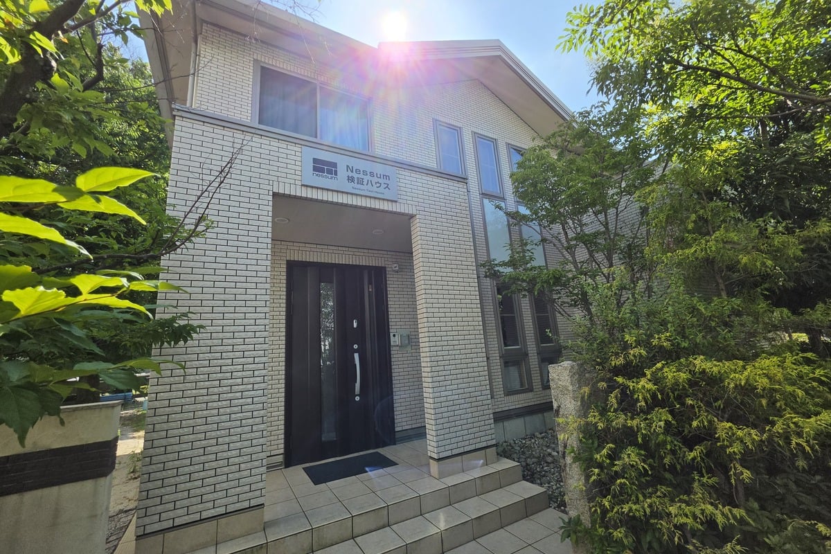 住宅型の検証施設「Nessum検証ハウス」。日差し、雨、設置位置など、机上では再現しにくい住環境で確かめる。