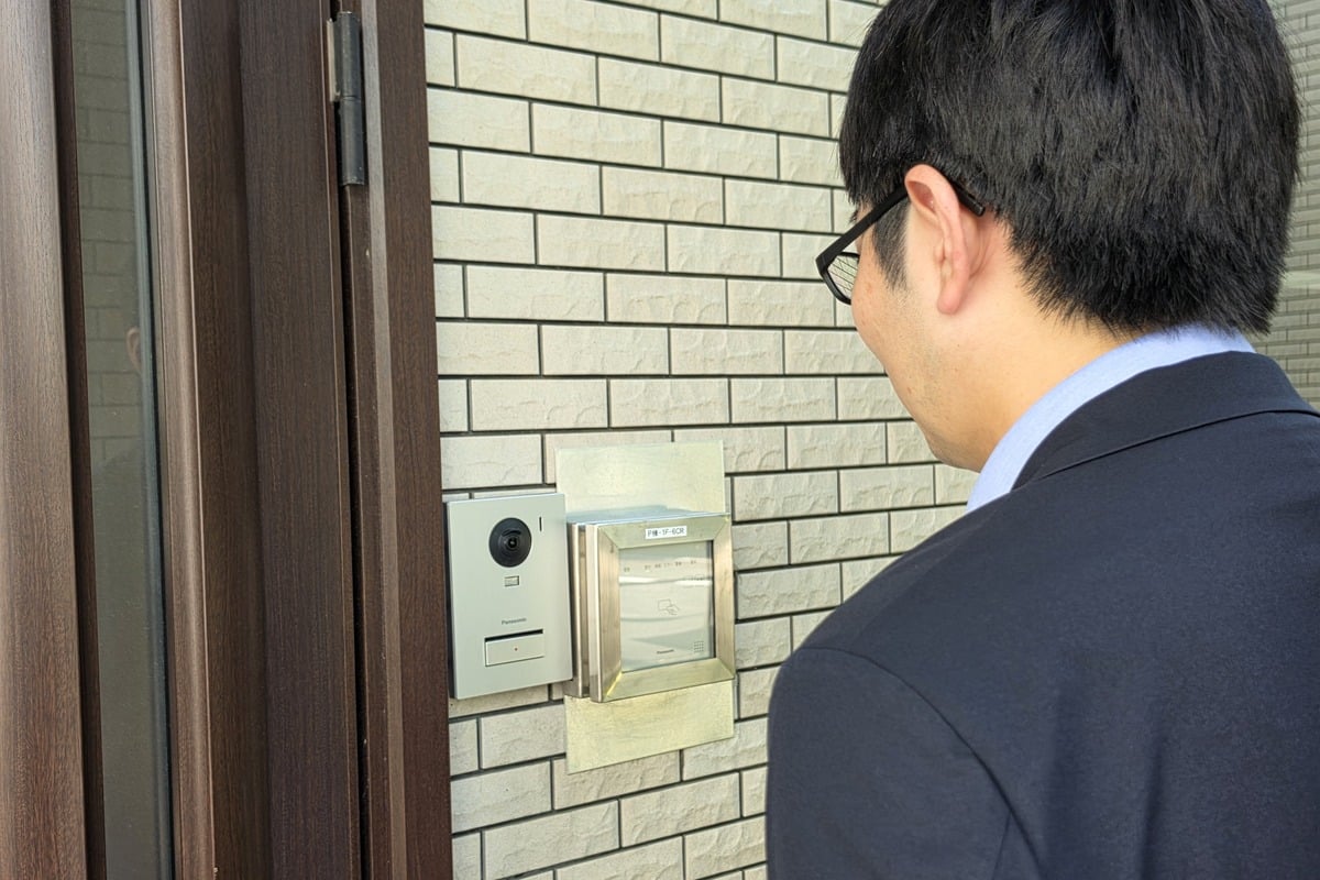 住宅型の検証環境。顔の角度、身長、眼鏡、距離など、暮らしで生じるばらつきを確かめた。
