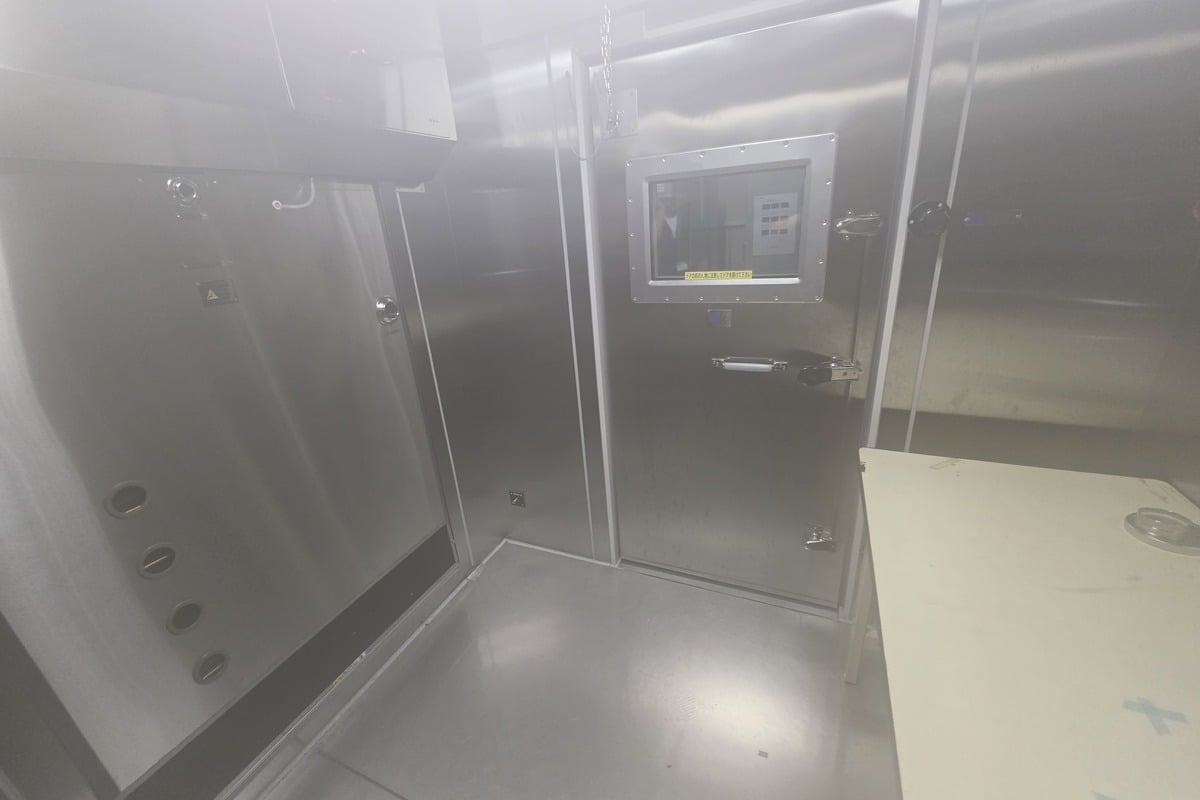 温度40℃・湿度90％の環境試験室。機器を過酷な環境に置き、動作や外装への影響を確かめる。