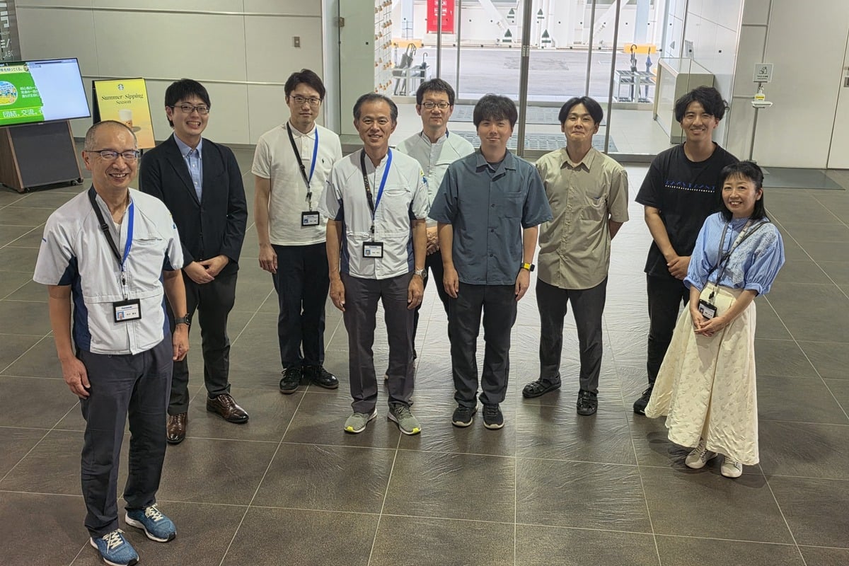 取材後に集まった開発関係者の一部。異なる専門性が重なり、AIは暮らしで使える製品になる。実際には、この何倍もの人が関わった。