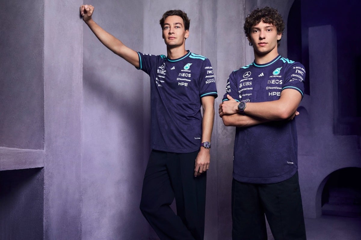 メルセデス-AMG・ペトロナスF1チームのドライバーが新作チームウォッチを着用。パープルはシンガポールと同国の国花「ヴァンダ・ミス・ジョアキム」に着想を得た。