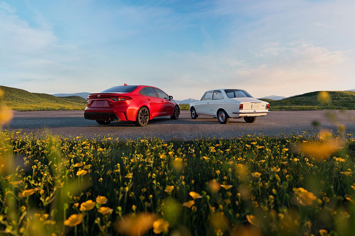 米国向けのトヨタ「カローラ 60th Anniversary Special Edition」と初代モデル