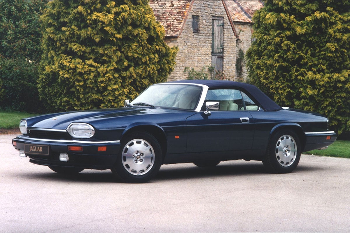 後にカブリオレやコンバーチブルも追加された「XJ-S」は1996年まで生産された