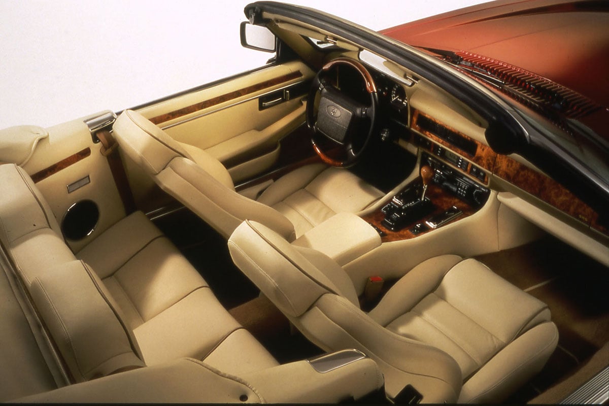 「XJ」ベースの4シーターのGTクーペとして1975年に登場した「XJ-S」