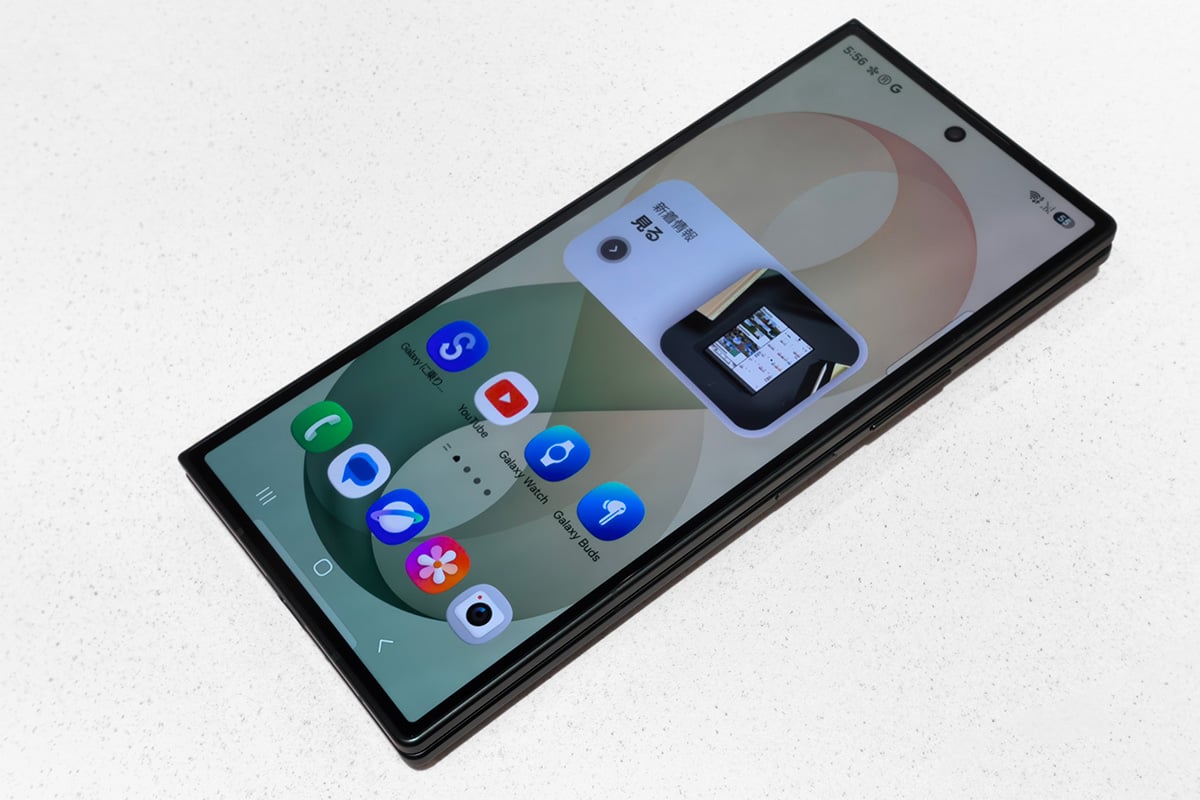閉じればスリムなスマートフォンになる