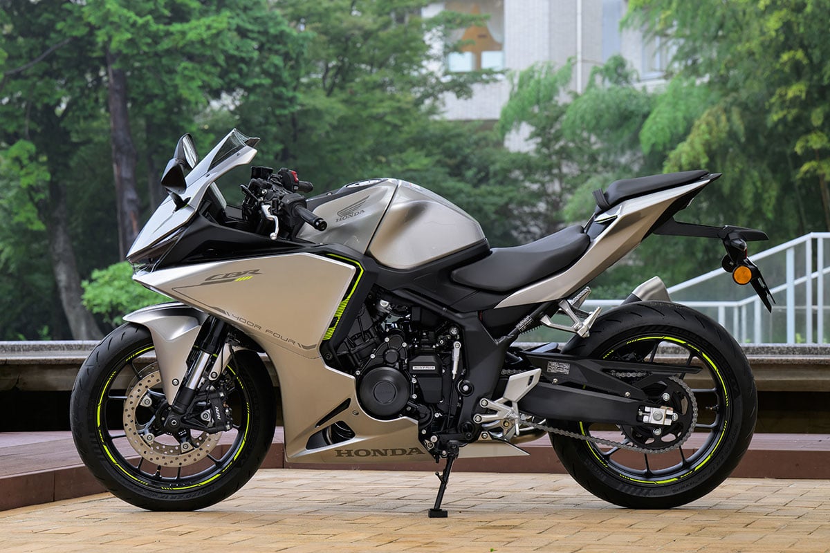ホンダ新型「CBR400Rフォア Eクラッチ」