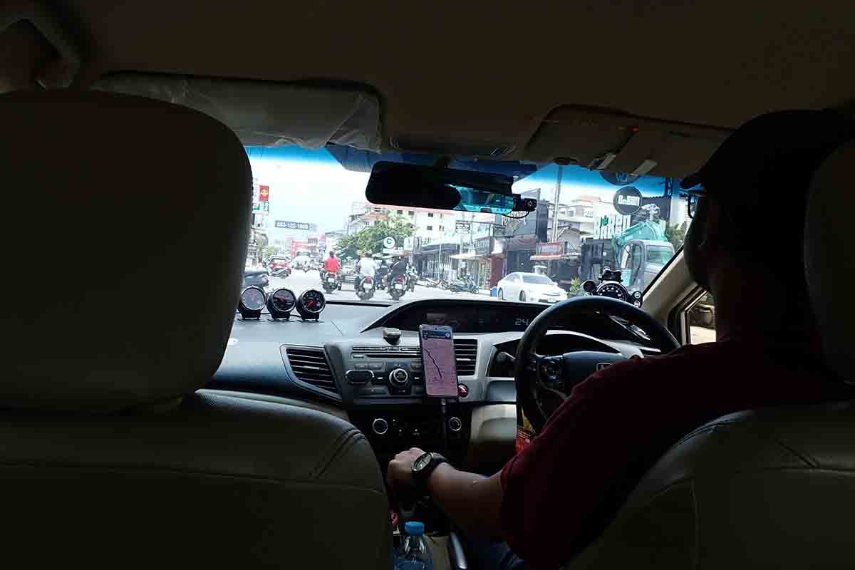 Grabで移動中の車内。ドライバーはアプリで目的地を把握しているので、とくに会話は不要