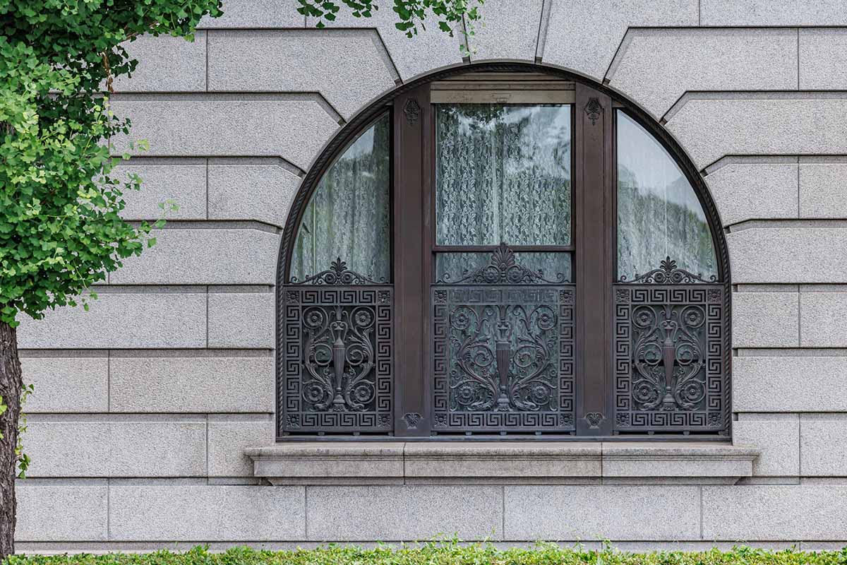 ▲外窓の飾りも細やかで建物の雰囲気とマッチしている