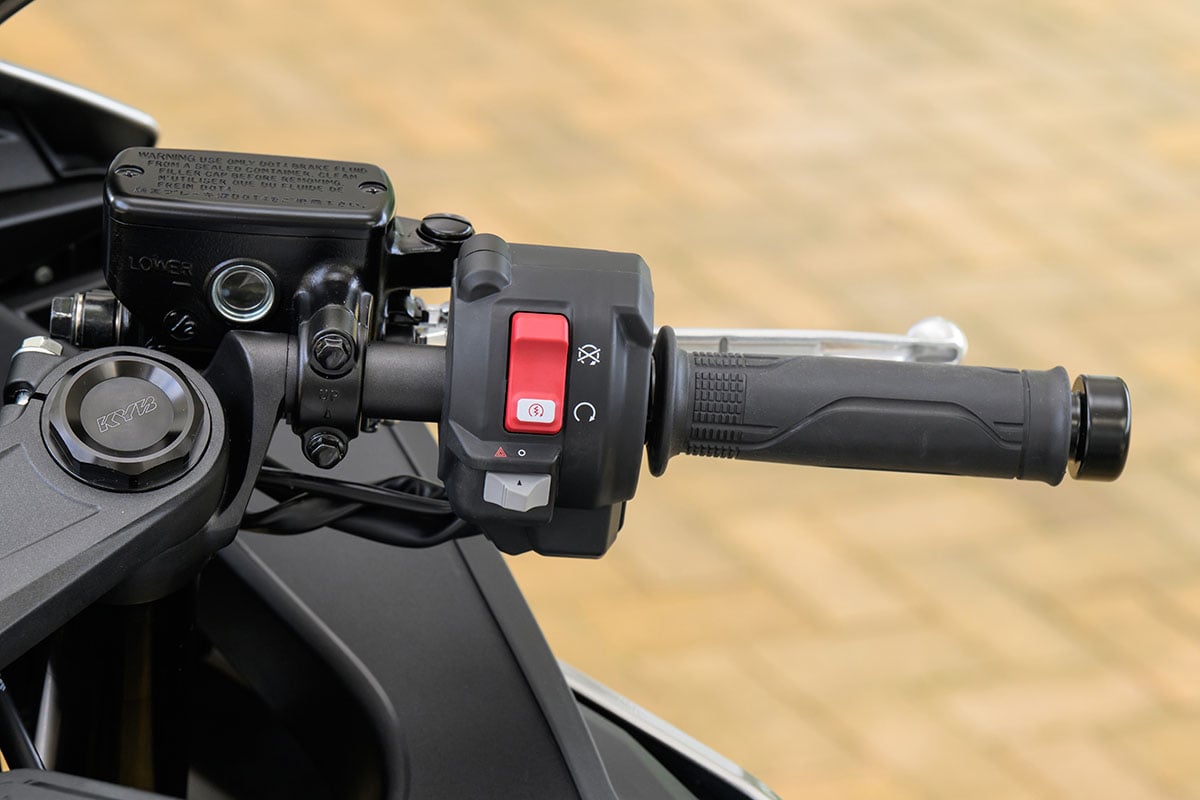ホンダ新型「CBR400Rフォア Eクラッチ」
