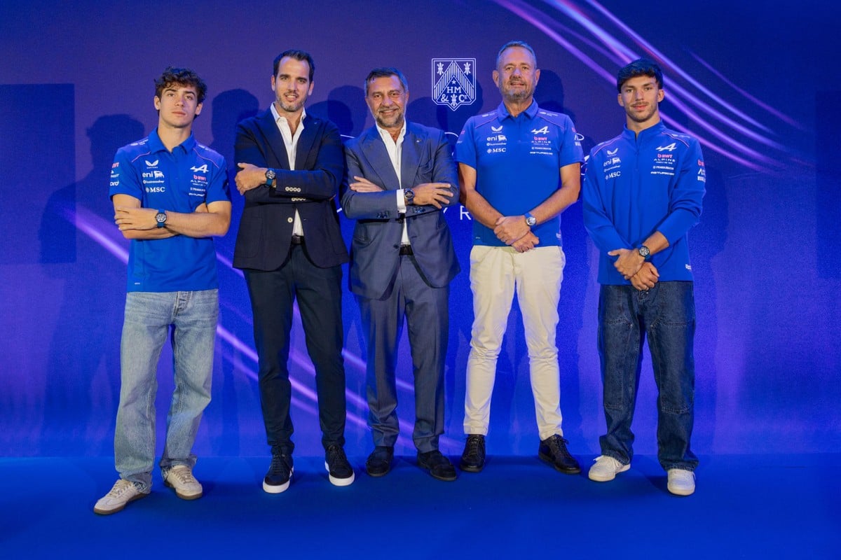 発表イベントでの集合カット。H.モーザーとアルピーヌ モータースポーツのパートナーシップを象徴する一枚。