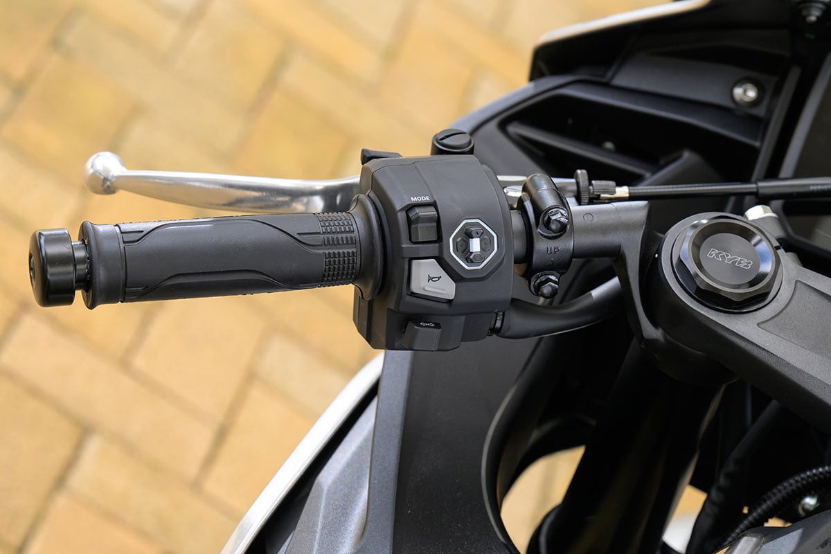 ホンダ新型「CBR400Rフォア Eクラッチ」