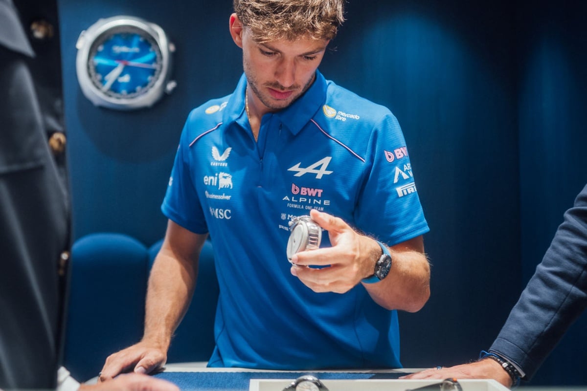 展示された時計を手に取るBWTアルピーヌF1チームのドライバー。