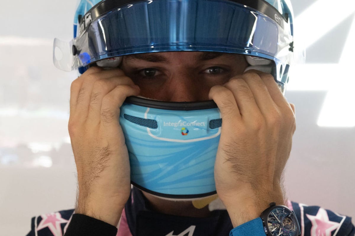 ヘルメット装着時の手元にも新作。ブルーのストラップとスケルトンケースが目を引く。