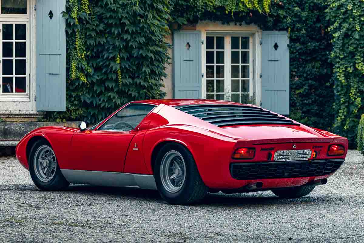 オークションに出品され高値で落札された1969年式ランボルギーニ「ミウラP400S」Simon Gosselin(c)2026 Courtesy of RM Sotheby's