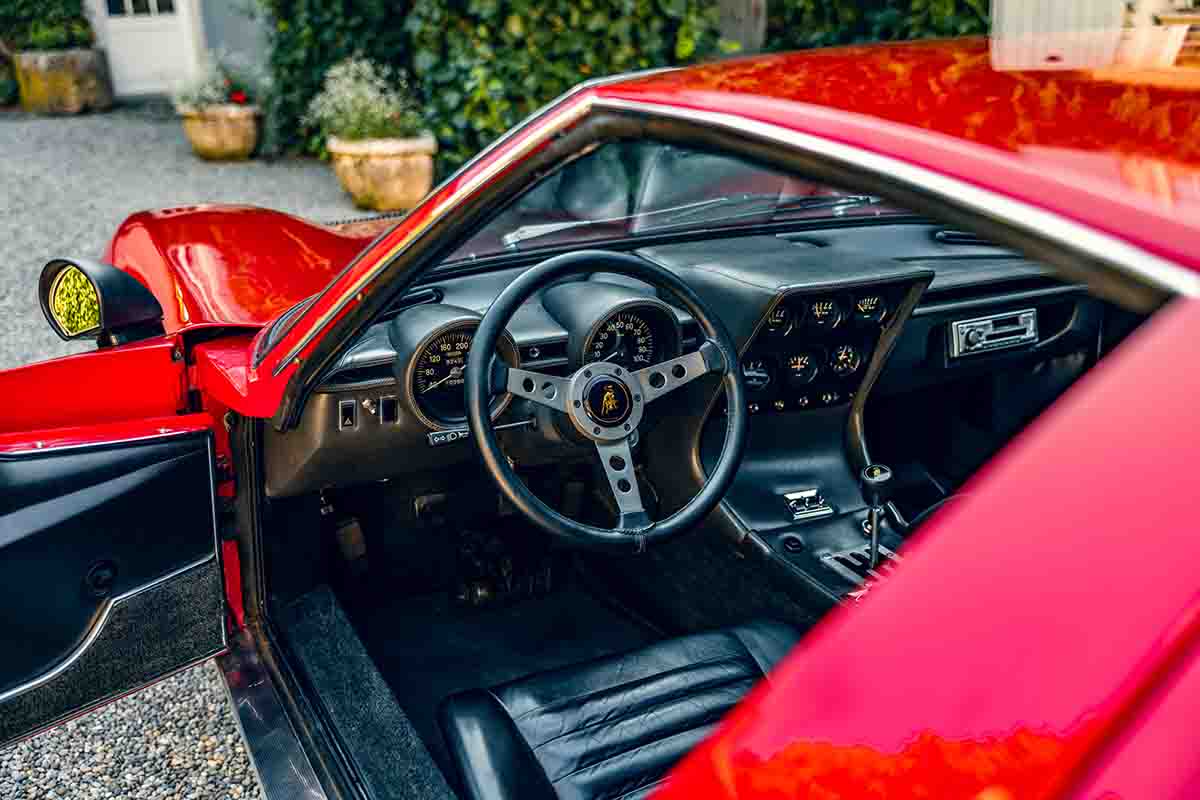 オークションに出品され高値で落札された1969年式ランボルギーニ「ミウラP400S」Simon Gosselin(c)2026 Courtesy of RM Sotheby's