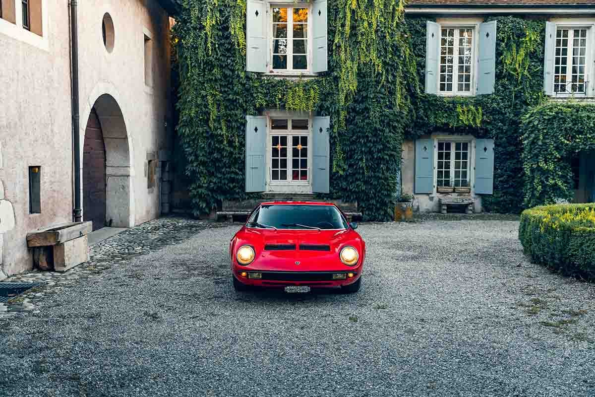 オークションに出品され高値で落札された1969年式ランボルギーニ「ミウラP400S」Simon Gosselin(c)2026 Courtesy of RM Sotheby's