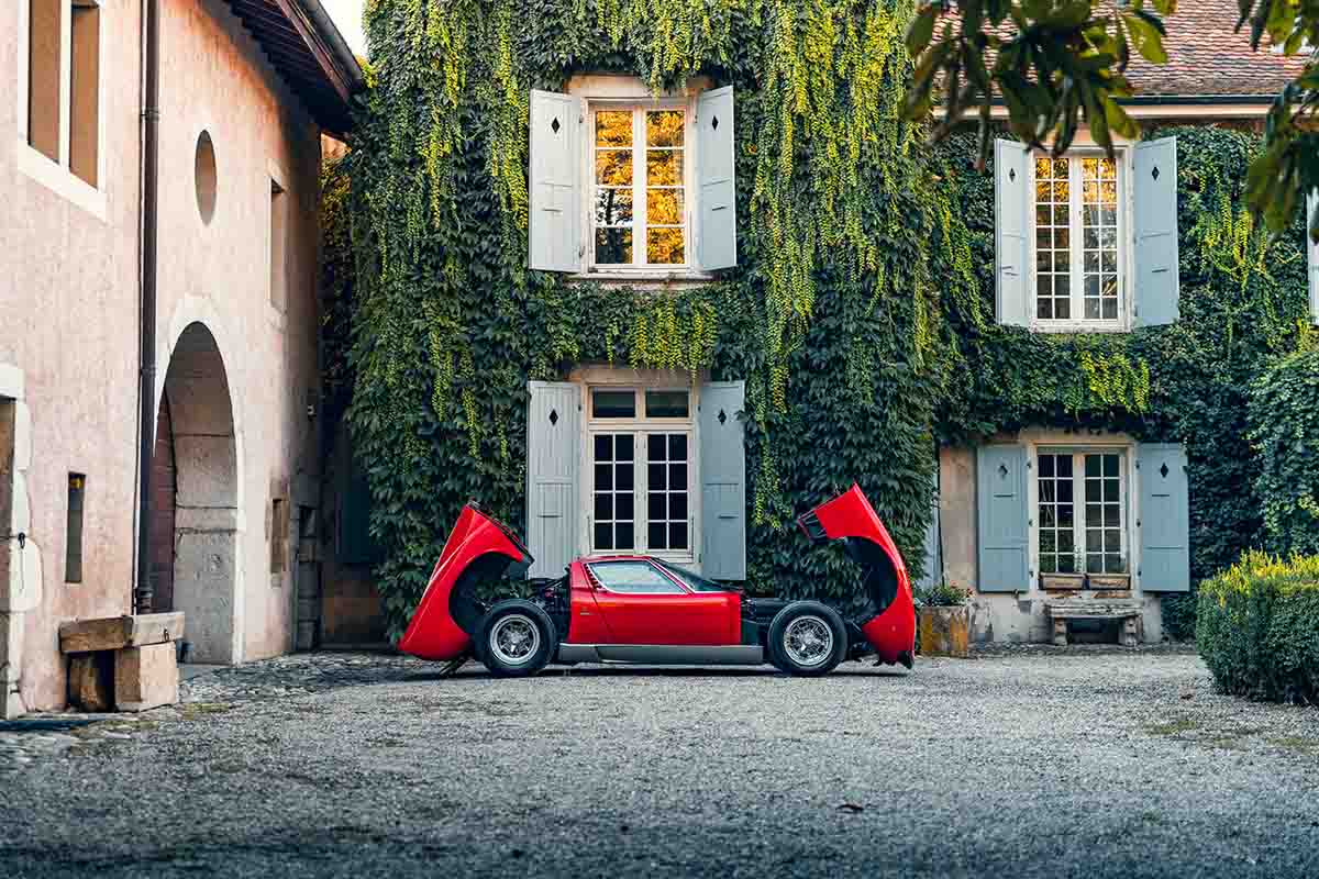 オークションに出品され高値で落札された1969年式ランボルギーニ「ミウラP400S」Simon Gosselin(c)2026 Courtesy of RM Sotheby's