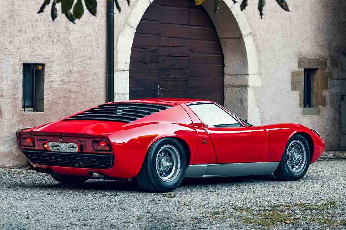オークションに出品され高値で落札された1969年式ランボルギーニ「ミウラP400S」Simon Gosselin(c)2026 Courtesy of RM Sotheby's