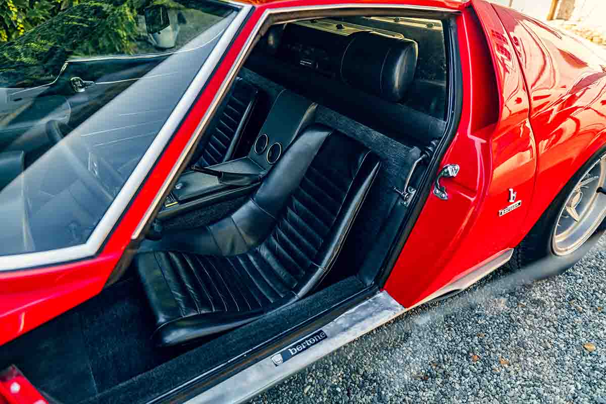 オークションに出品され高値で落札された1969年式ランボルギーニ「ミウラP400S」Simon Gosselin(c)2026 Courtesy of RM Sotheby's