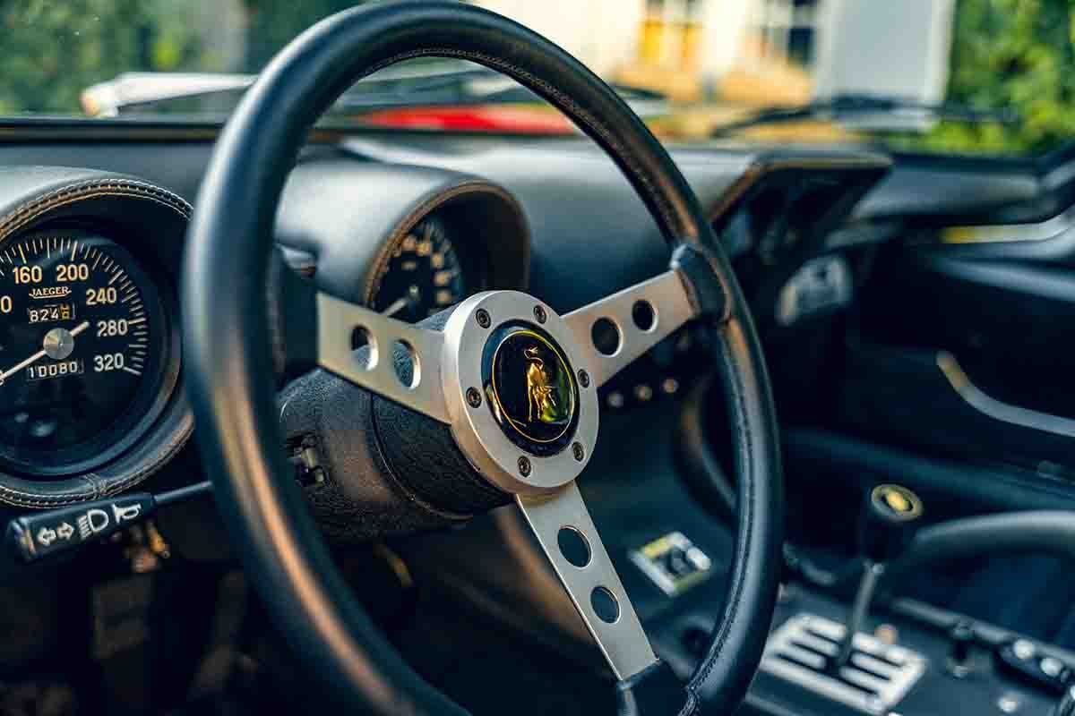 オークションに出品され高値で落札された1969年式ランボルギーニ「ミウラP400S」Simon Gosselin(c)2026 Courtesy of RM Sotheby's