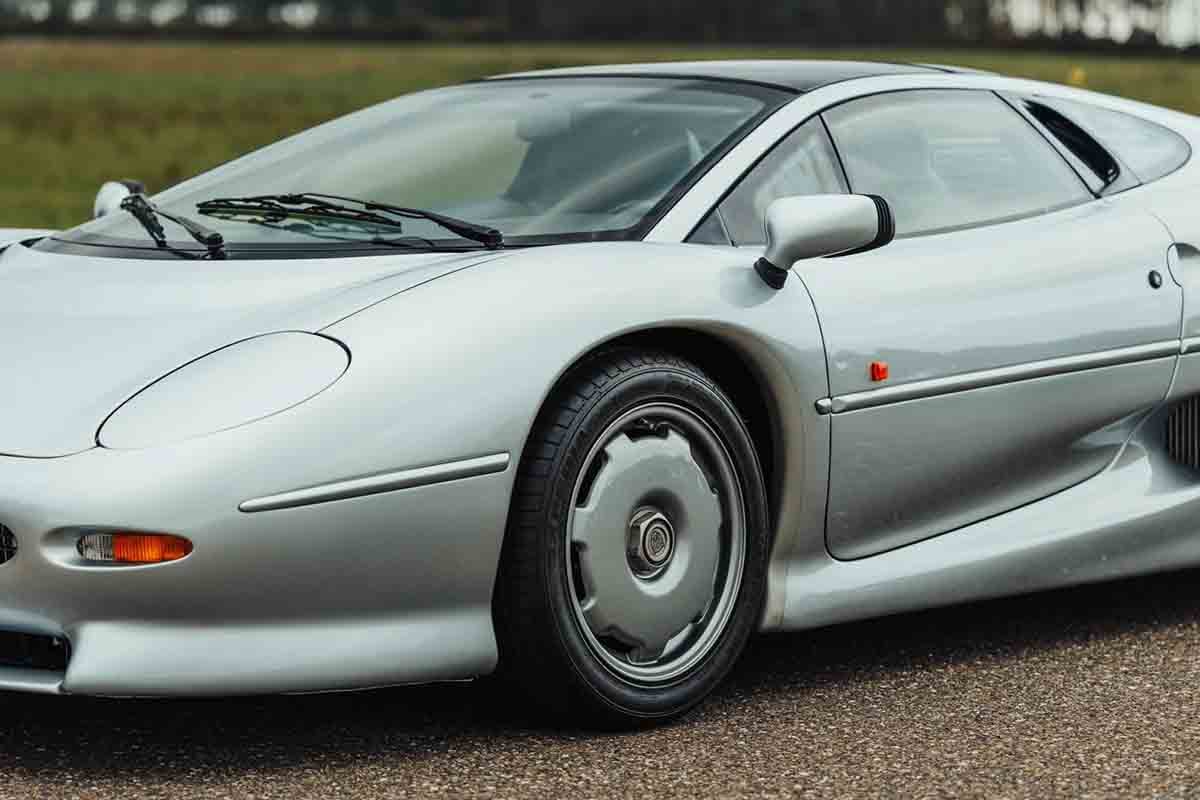 オークションに出品予定の1992年式ジャガー「XJ220」(c)2026 BROAD ARROW Auctions