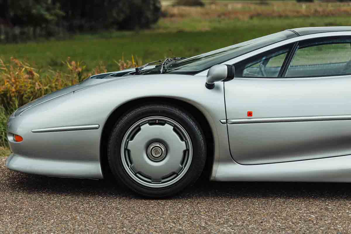 オークションに出品予定の1992年式ジャガー「XJ220」(c)2026 BROAD ARROW Auctions