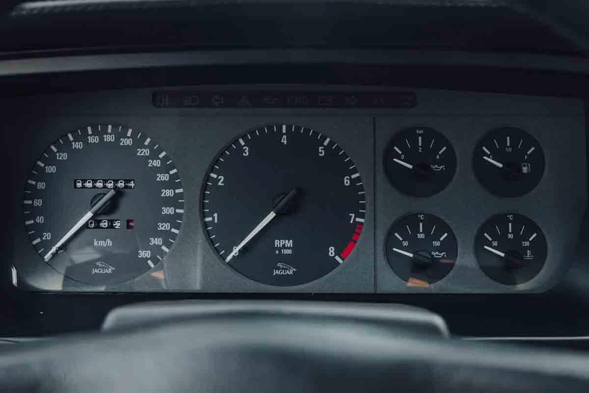 オークションに出品予定の1992年式ジャガー「XJ220」(c)2026 BROAD ARROW Auctions