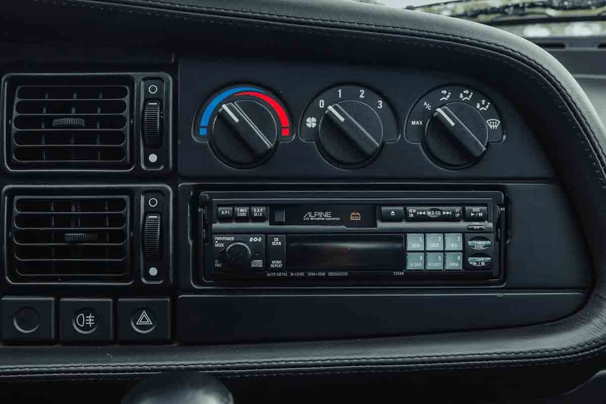 オークションに出品予定の1992年式ジャガー「XJ220」(c)2026 BROAD ARROW Auctions