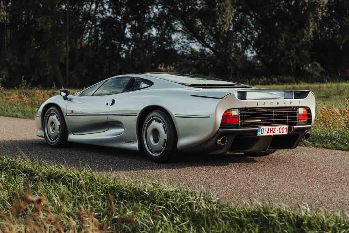 オークションに出品予定の1992年式ジャガー「XJ220」(c)2026 BROAD ARROW Auctions