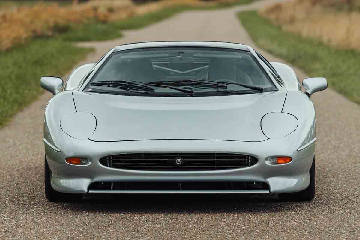 オークションに出品予定の1992年式ジャガー「XJ220」(c)2026 BROAD ARROW Auctions