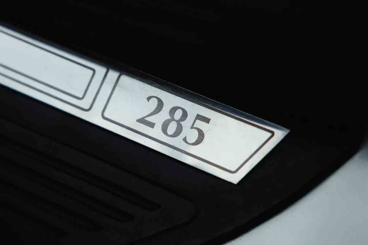 オークションに出品予定の1992年式ジャガー「XJ220」(c)2026 BROAD ARROW Auctions