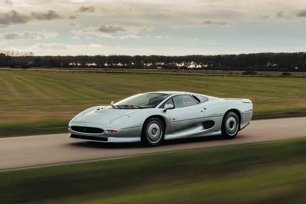 オークションに出品予定の1992年式ジャガー「XJ220」(c)2026 BROAD ARROW Auctions