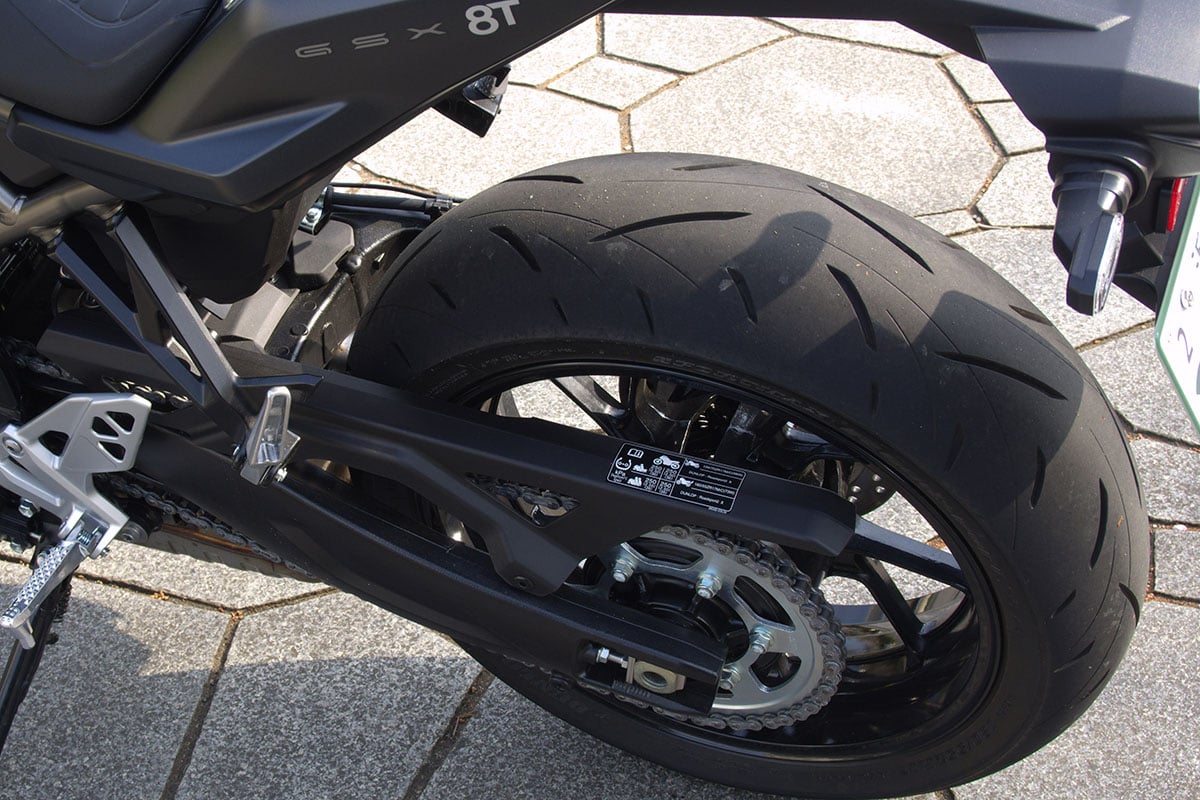 スズキ「GSX-8T」