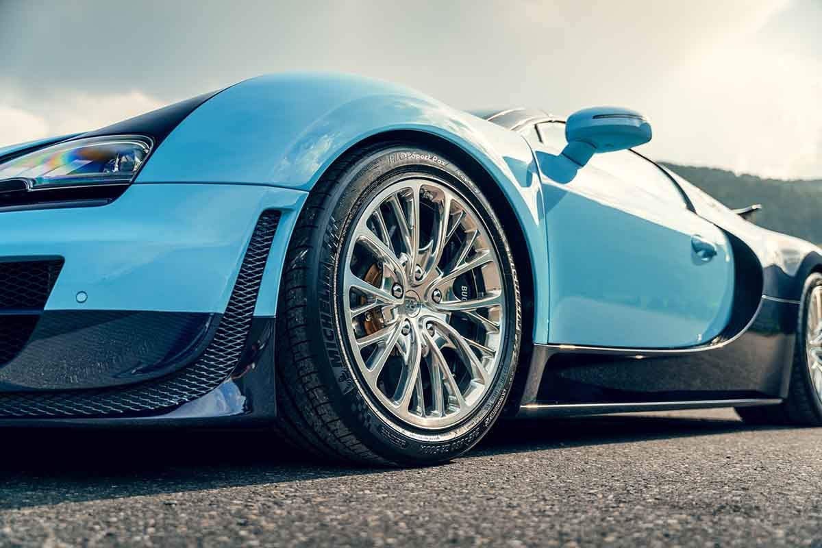 オークションに出品され高値で落札された2014年式ブガッティ「ヴェイロン16.4 グランスポーツ ヴィテッセ “ジャン＝ピエール・ウィミーユ”」Simon Gosselin(c)2026 Courtesy of RM Sotheby's