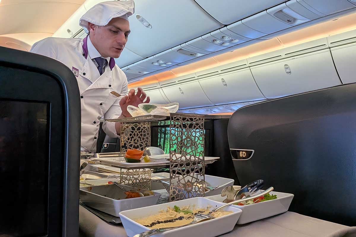 機内食の最後の仕上げや盛り付けをおこなってくれる「フライング・シェフ」と呼ばれる専任のスタッフ