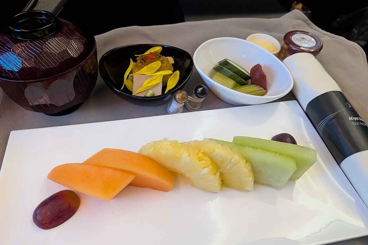 着陸前にもしっかりとした機内食が提供される。まずはフルーツの盛り合わせ