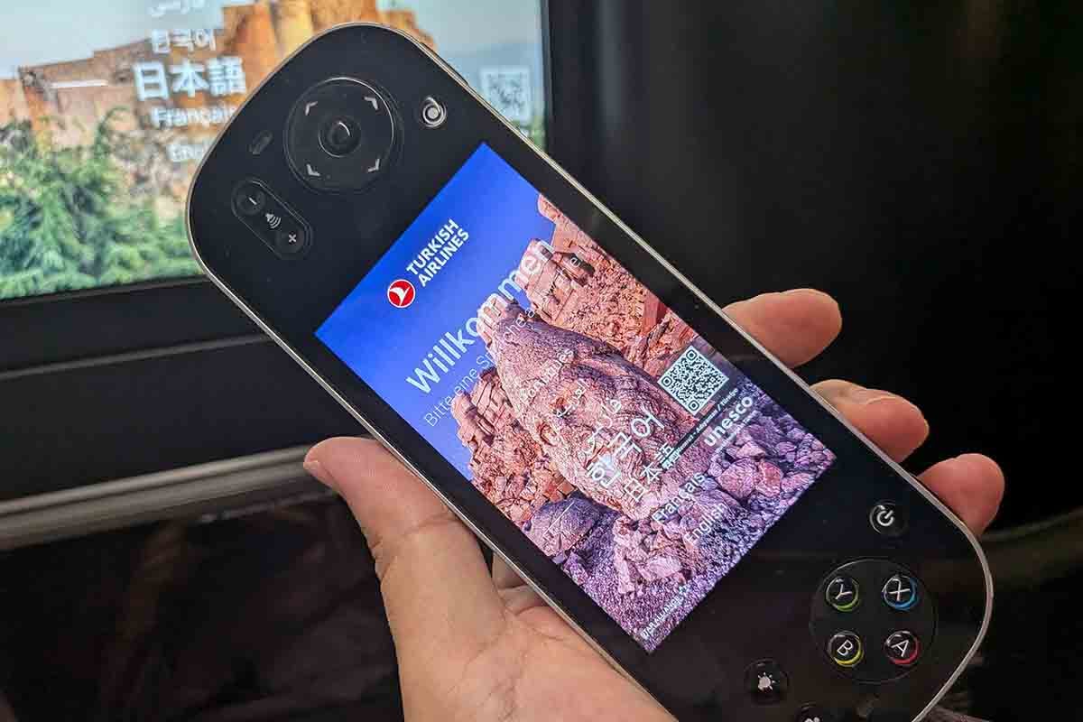 手元のリモコンで機内エンターテインメントの操作ができる