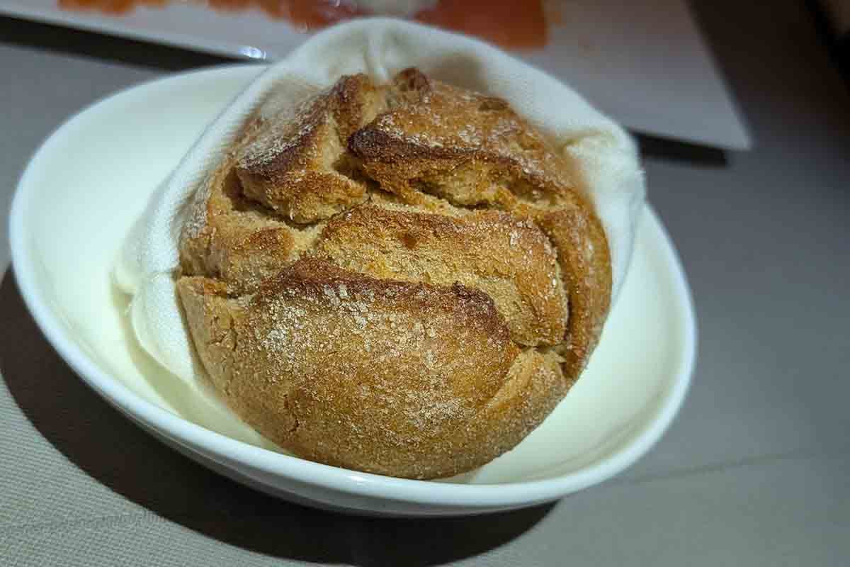 これが「The Olest Bread（世界最古のパン）」。1万2000年前に始まったとされる小麦の種や古代の製法を再現したもの